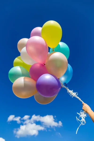 Zabytkowe serce balon z kolorowy na błękitne niebo pojęcie miłości — Zdjęcie stockowe