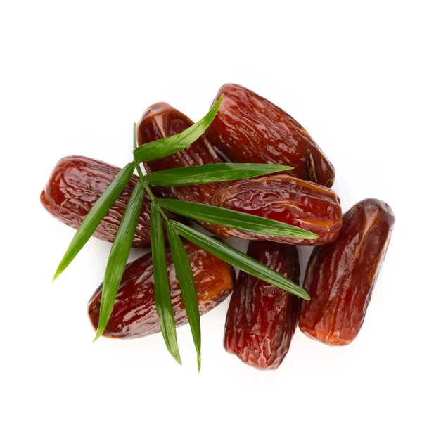 Kuru tarihler beyaz arkaplanda izole edilmiş. Üst Manzara. Düz yatıyordu.