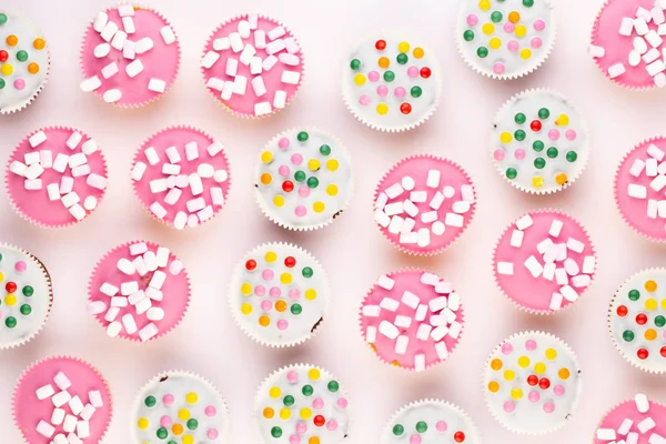 Beyaz arkaplanda renkli kekler. 