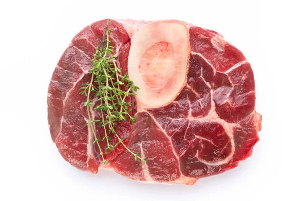 Beyaz arka planda taze çiğ biftek izole edilmiş..