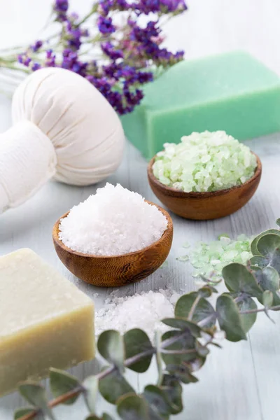 Kasede deniz tuzu, şişelerde aroma yağı, sağlık ve çiçekler. 