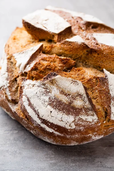 Ahşap arka planda altın kırsal ekmek ve çörekler