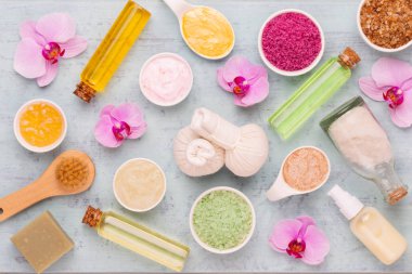 Deniz tuzu, şişelerde aromaterapi yağı ve vintage w papatya