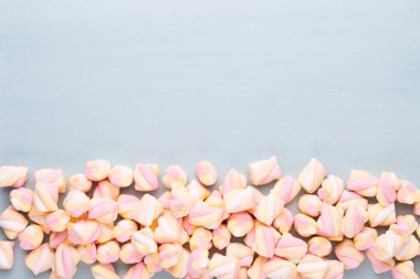 Marshmallow boşaltmak mavi zemin üzerine. Düz yatıyordu veya üst 