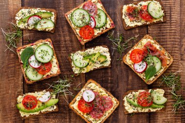 Krem peynirli, sebzeli ve salamlı sandviç..