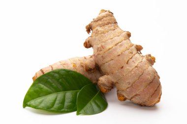 beyaz arkaplanda zerdeçal izole edildi