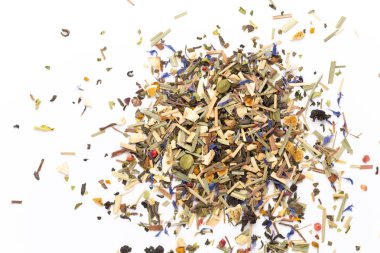 Beyaz arka planda bitki çayı. Üst görünüm. 