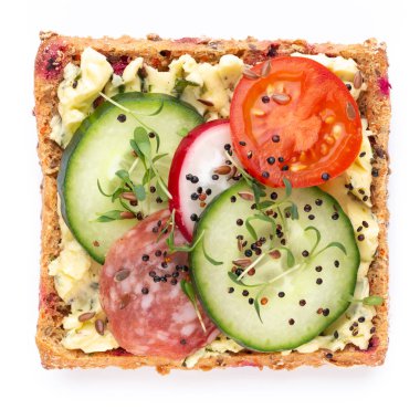 Krem peynirli, sebzeli ve salamlı sandviç..