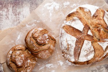 Ahşap arka planda altın kırsal ekmek ve çörekler