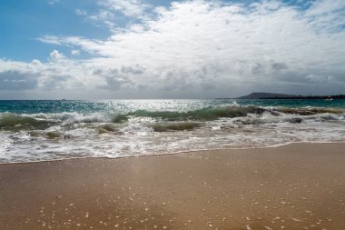 Güzel sahil manzarası ve tropikal Lanzarote denizi. Canar