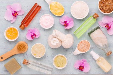 Deniz tuzu, şişelerde aromaterapi yağı ve vintage w papatya