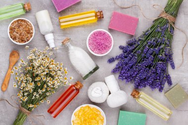 Yetiştirme ürünleri ve beyaz ahşap şeritte taze lavanta buketi.