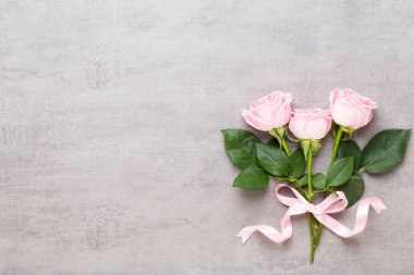 Çiçekler sevgililer günü kompozisyonu. GR üzerindeki pembe gülden yapılmış çerçeve