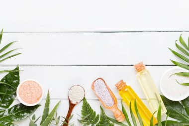 Pastel taşralı spa setiyle güzellik ve aromaterapi konsepti