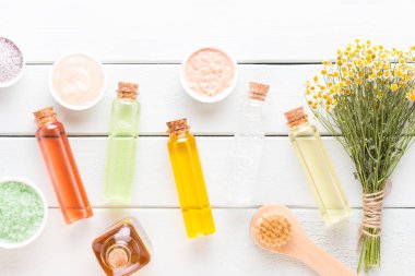 Pastel taşralı spa setiyle güzellik ve aromaterapi konsepti
