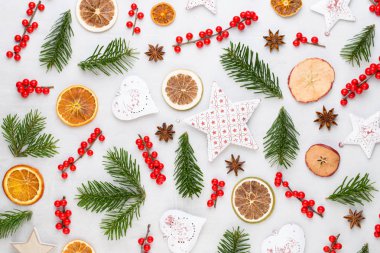 Noel kompozisyonu. Hediyeler, beyaz backgro üzerinde koni süslemeleri