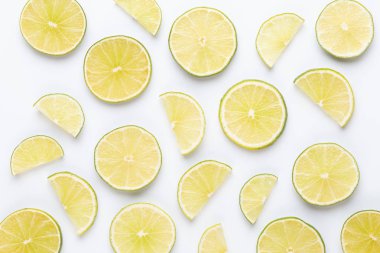 Beyaz zemin üzerine limon meyve dilimleri.