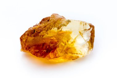 beyaz zemin üzerinde kahverengi karamelize şeker.