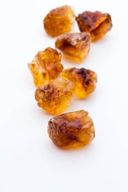 beyaz zemin üzerinde kahverengi karamelize şeker.