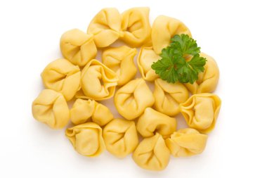 Çiğ makarna, otlu tortellini..