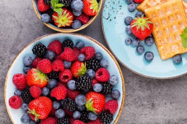 Mavi tabakta taze meyve salatası. Klasik ahşap arkaplan.