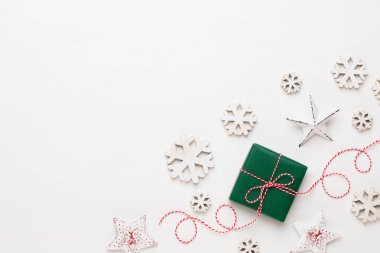 Noel kompozisyon. Beyaz arka plan üzerinde Noel süsleri