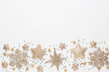 Noel kompozisyon. Beyaz arka plan üzerinde Noel süsleri