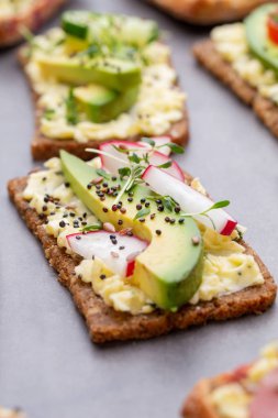 Krem peynirli, sebzeli ve salamlı sandviç..