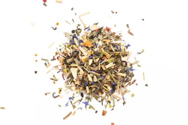 Beyaz arka planda bitki çayı. Üst görünüm. 