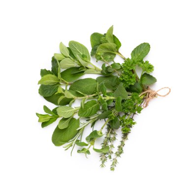 Baharatlı bitkisel yapraklar ve beyaz arka planda kırmızı biber. Vegeta