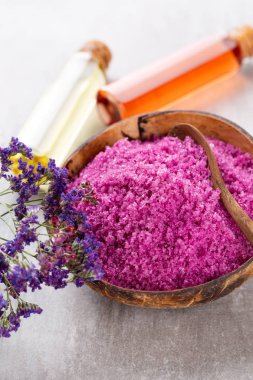 Kasede deniz tuzu, şişelerde aroma yağı, sağlık ve çiçekler. 