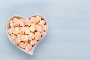 Marshmallow boşaltmak mavi zemin üzerine. Düz yatıyordu veya üst 