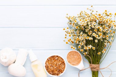 Deniz tuzu, şişelerde aromaterapi yağı ve vintage w papatya