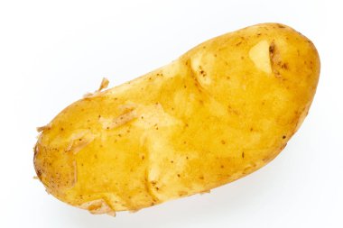 Beyaz arka plan üzerinde izole genç patates. Yeni hasat. Düz yatıyordu