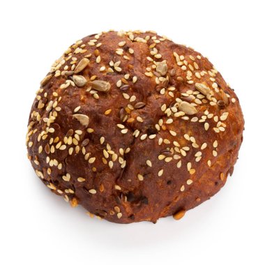 Beyaz arkaplanda çavdar ekmekleri.