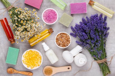 Yetiştirme ürünleri ve beyaz ahşap şeritte taze lavanta buketi.