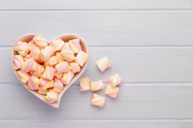 Marshmallow boşaltmak mavi zemin üzerine. Düz yatıyordu veya üst 