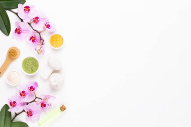 Aromaterapi, bitkisel yağ, sabun, deniz tuzu ile Spa natürmort.