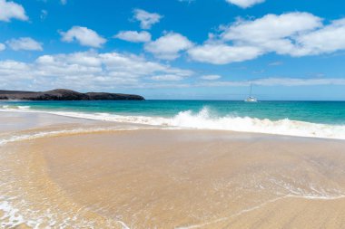 Güzel sahil manzarası ve tropikal Lanzarote denizi. Canar