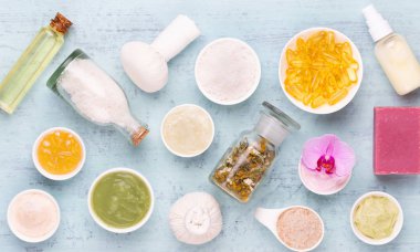 Deniz tuzu, aromaterapi yağı şişelerde ve orkide antika ahşap.