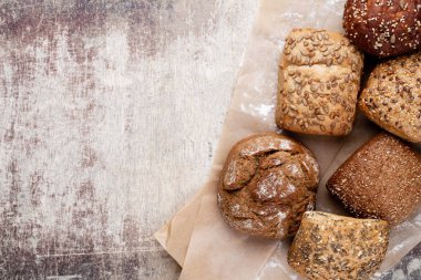 Ahşap arka planda altın kırsal ekmek ve çörekler