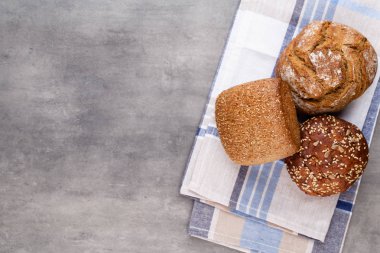 Ahşap arka planda altın kırsal ekmek ve çörekler