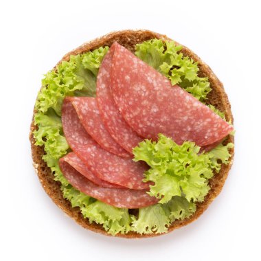 Beyaz arka planda salamlı sandviç..