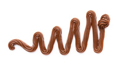 Beyaz arka planda izole edilmiş çikolata kremi. Düz yatıyordu.