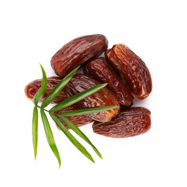 Kuru tarihler beyaz arkaplanda izole edilmiş. Üst Manzara. Düz yatıyordu.