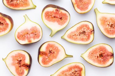 Beyaz arka plan üzerinde izole incir meyve. Üstten Görünüm. Düz yatıyordu patt