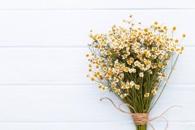 Deniz tuzu, vintage ağaçlık şişelerde papatya aromaterapi yağı