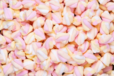 Marshmallow boşaltmak mavi zemin üzerine. Düz yatıyordu veya üst 