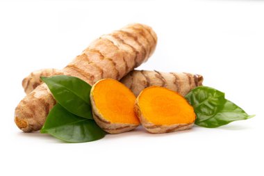 beyaz arkaplanda zerdeçal izole edildi