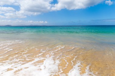 Güzel sahil manzarası ve tropikal Lanzarote denizi. Canar